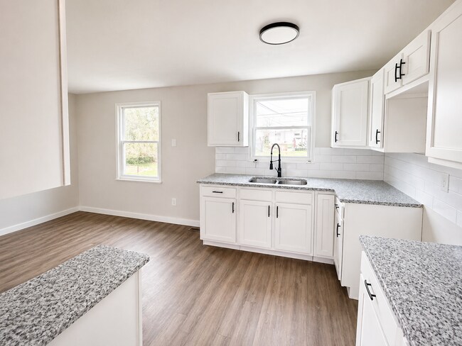 Building Photo - Newly Rehabbed 4BR Home in Hamilton Schools w/ Full Basement