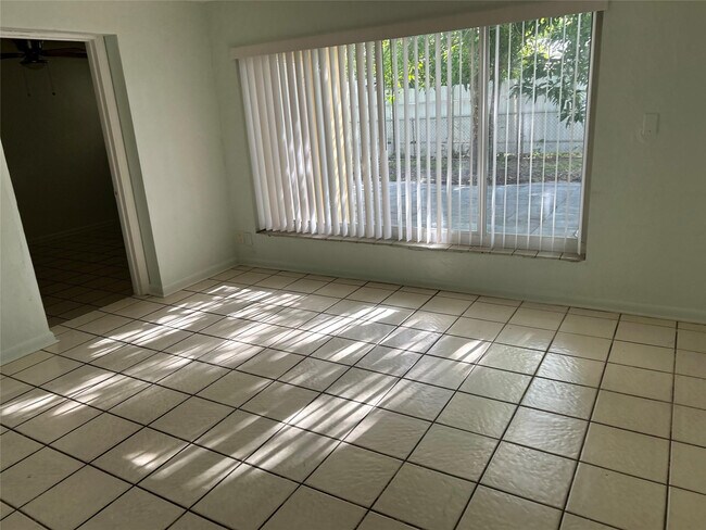 Building Photo - 701 W Evanston Cir