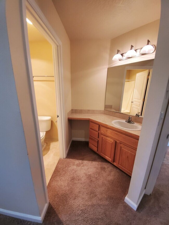 Building Photo - Beautiful Condo in Gilham