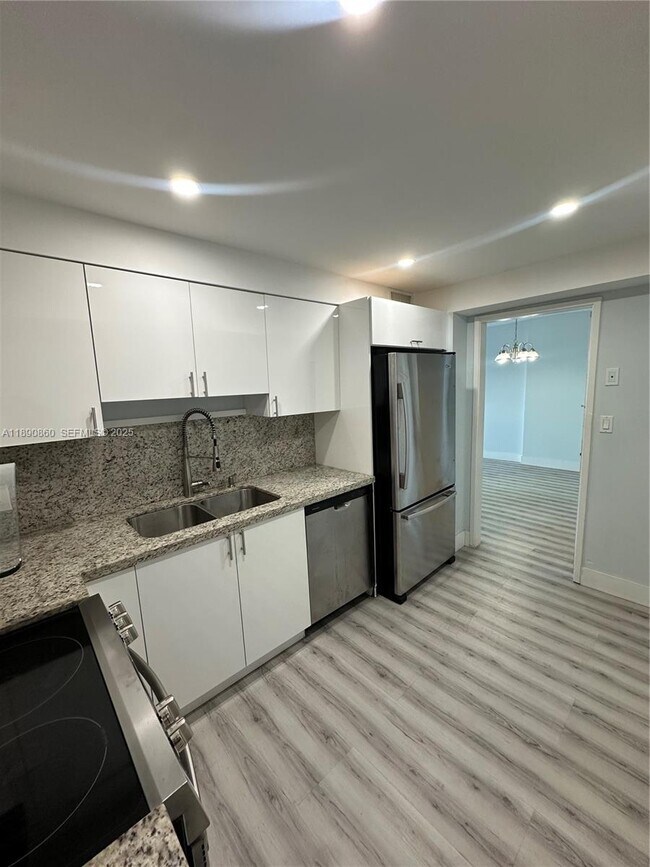 Building Photo - 400 Kings Point Dr