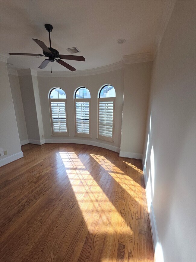 Building Photo - 3117 Fairdale Oaks E