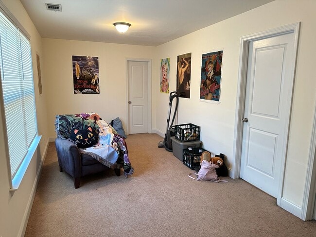 Building Photo - Five Bedroom Near Downtown Available for P...