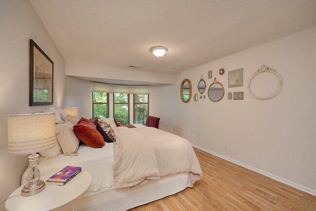 Building Photo - "Charming 3-Bed Townhouse with Scenic View...