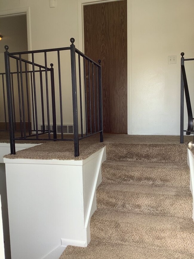 Building Photo - Spacious and bright 3-bedroom, 2-bathroom ...