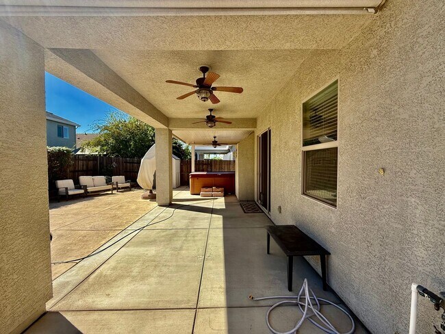 Building Photo - Beautiful home is available NOW