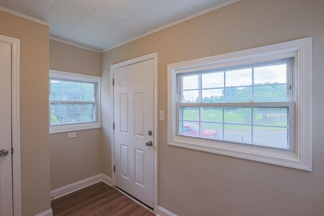 Building Photo - 1154 Elm Rd