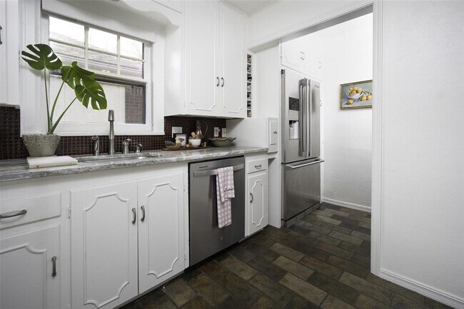 Building Photo - 717 NW 42nd St