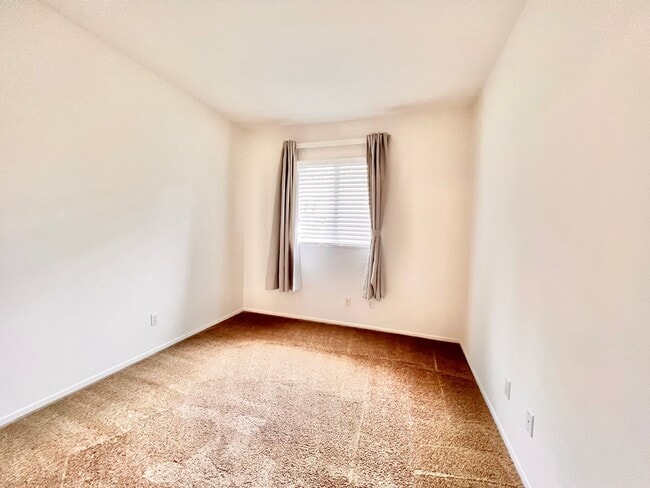 Building Photo - Beautiful 2Bd/2.5Ba with office located in...