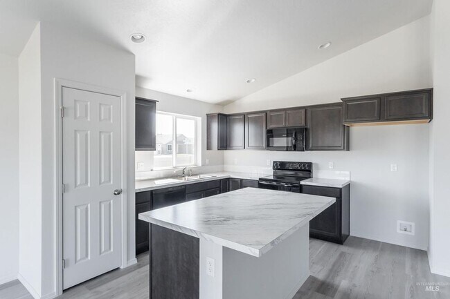 Building Photo - Beautiful Home with Bonus Room!