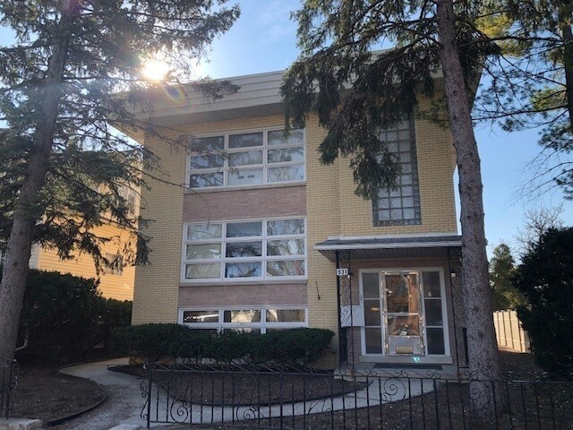 Beautiful 3 flat apartment building in Forest Park - 931 Dunlop Ave