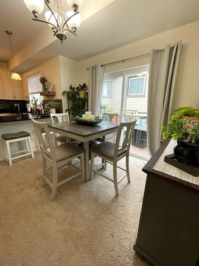 Building Photo - Gorgeous 3 Bed / 2.5 Bath Townhome, 1 Car ...