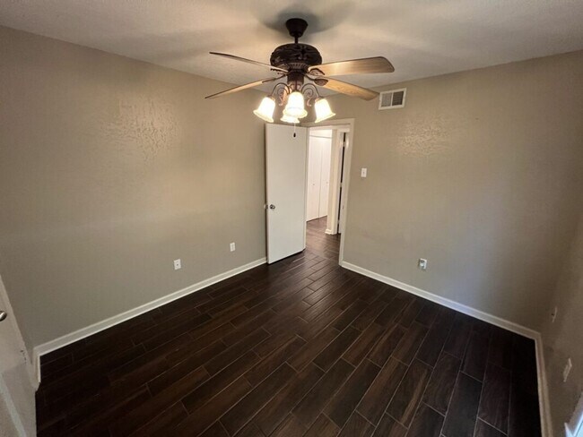 Building Photo - Fully Renovated 3 Bedroom Apartment in Pri...