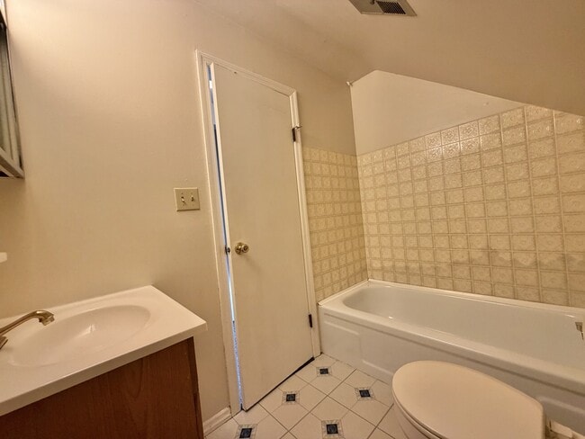 Building Photo - 1708 Saratoga Dr