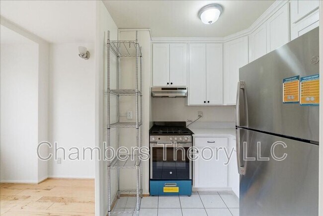 Building Photo - 1210 N Taft St