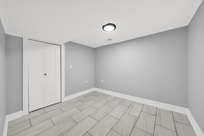 Building Photo - 6607 S Oakley Ave