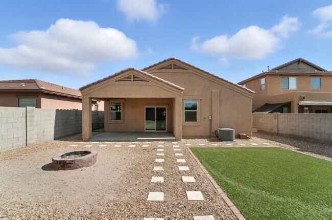 Building Photo - Rare Find! Spacious 3-Bed, 2-Bath + 3-Car ...