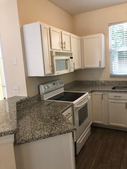 Building Photo - 2212 Golden Oak Ln