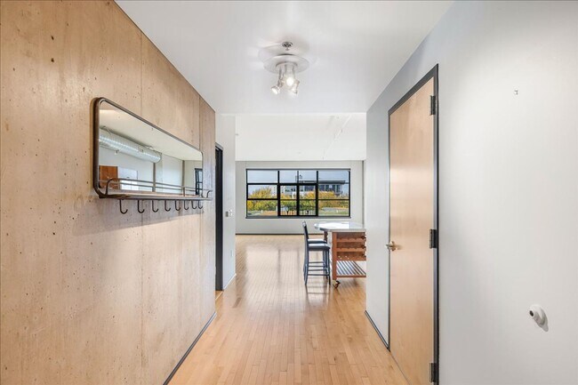 Building Photo - Modern Pearl District Condo – 1 Bedroom + ...