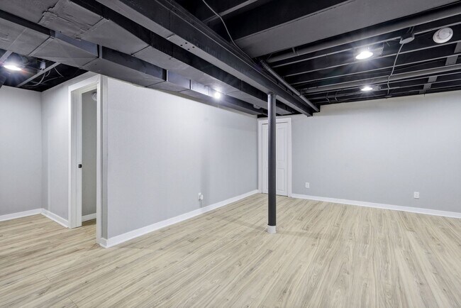 Building Photo - Charming 4-bedroom, 1.5-bath home available now