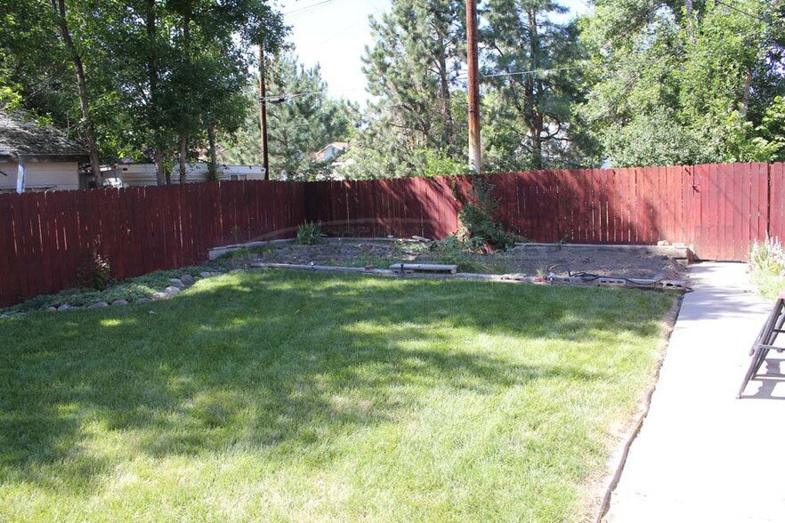 Backyard - 425 Lewis Ave