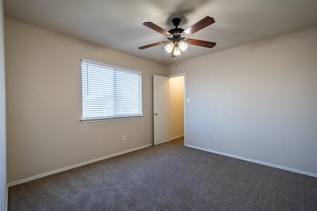 Building Photo - 228 Memory Dr