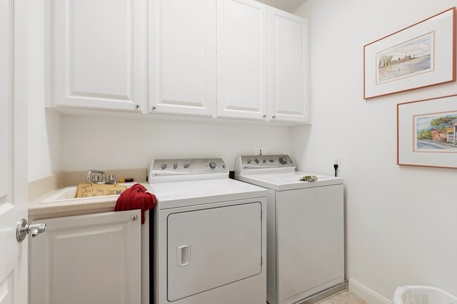 Building Photo - Beautiful FURNISHED 3/3 Cayman town home available now!