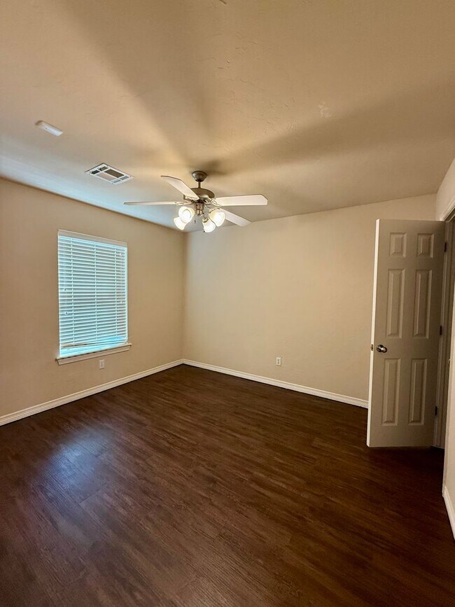 Building Photo - Spacious Home in Apple Valley- Moore