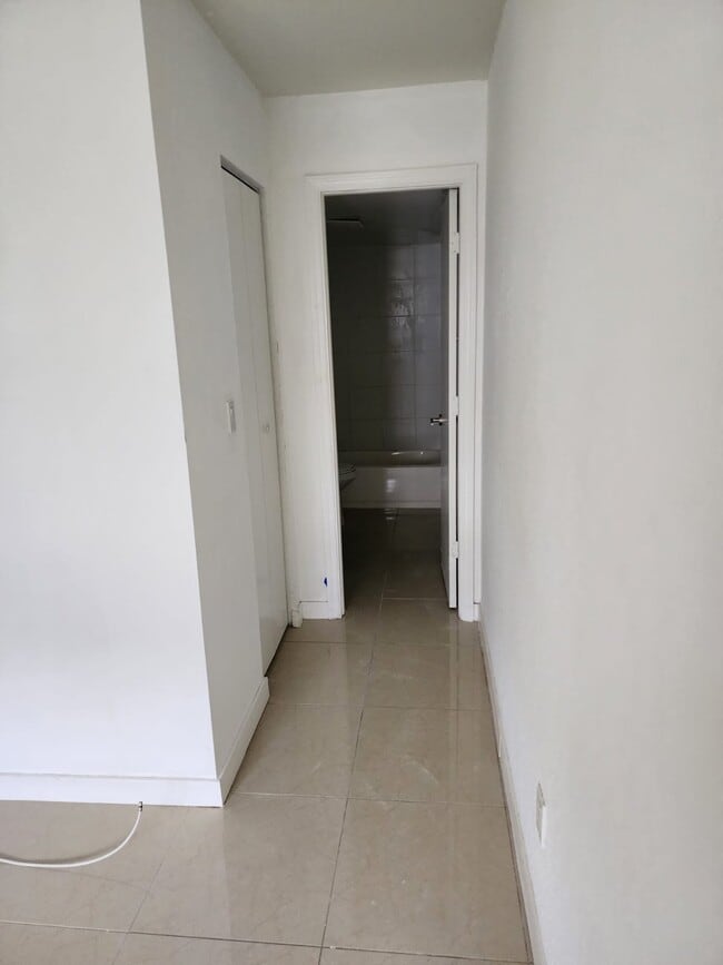 Building Photo - 15201 NE 6th Ave