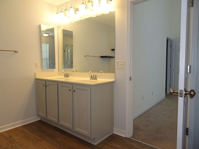 Building Photo - 4 Bedroom 3.5 Bath 3 Story Townhome for Re...