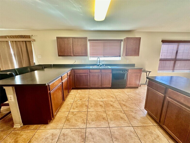 Building Photo - 4900 Meadow Trails Dr