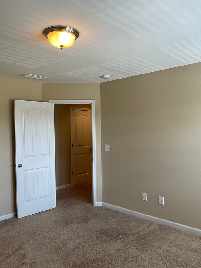 Building Photo - Immaculate 3-Bedroom Home with Loft, Two-C...