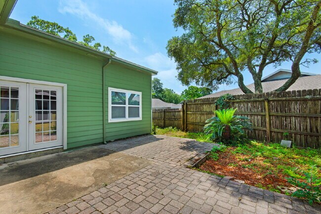 Building Photo - "Charming 2-Bed Townhouse Oasis in Shalimar !"