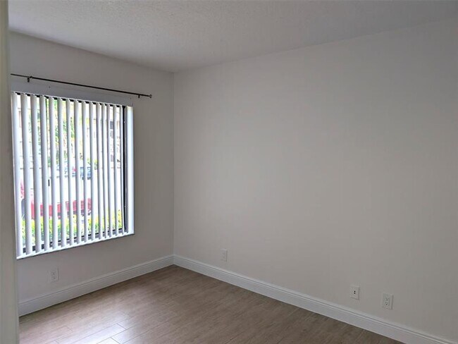 Building Photo - 6550 Somerset Dr