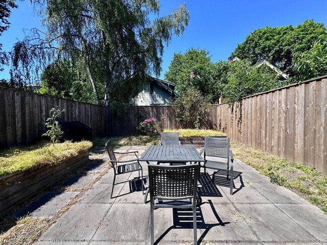 Building Photo - Lovely Duplex NE Portland - 2 bed, 1 bath w/Garage!