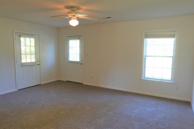 Building Photo - 206 River Oaks Cir