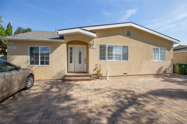 Building Photo - 7822 Hazeltine Ave
