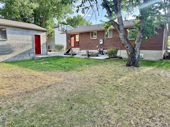 Building Photo - 4191 S Bluejay St
