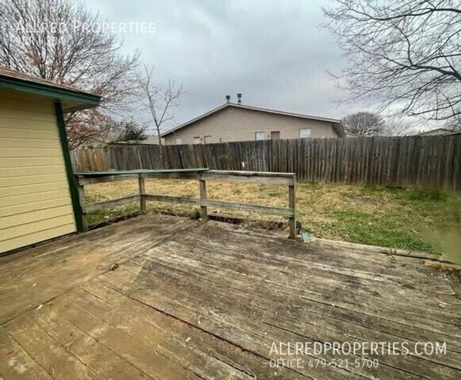 Building Photo - Located off Wedinton Dr! 3 Bedroom 2 Bathr...