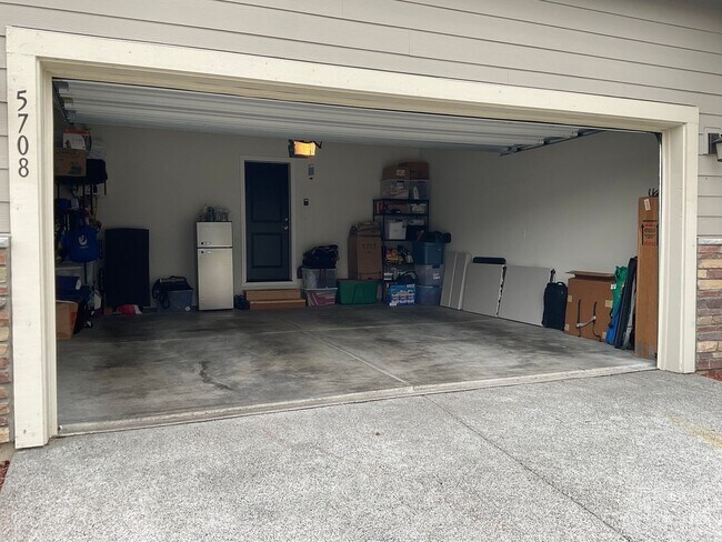 Building Photo - Furnished 4BR/3.5BA Home w/ Modern Ameniti...