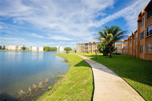 Building Photo - 1551 NE Miami Gardens Dr