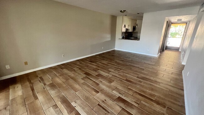 Building Photo - Waterfront, 2 bed 2 bath with boat dock an...