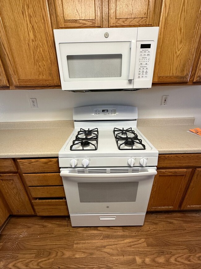 Building Photo - 3 Bed, 2 Bath Home with Spacious Backyard!