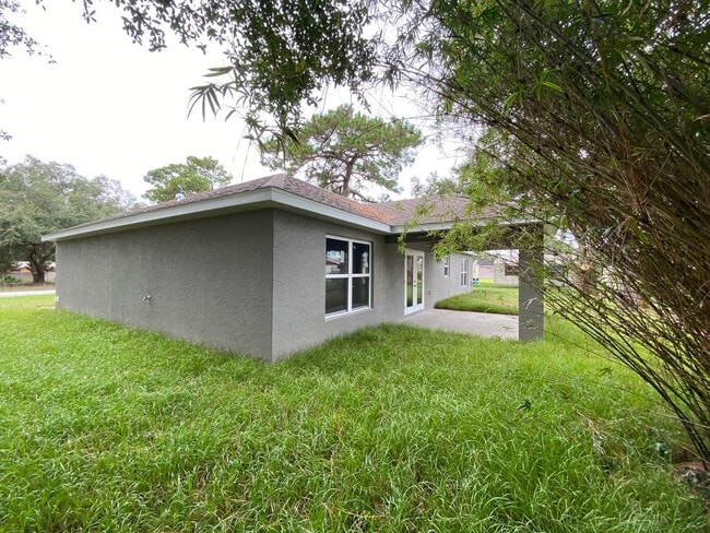 Building Photo - Will NOT be ready to show until. MID OCTOB...