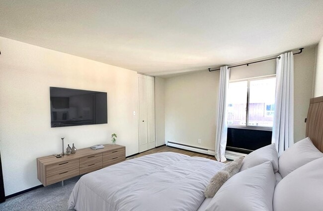 Building Photo - Rare rental opportunity conveniently locat...