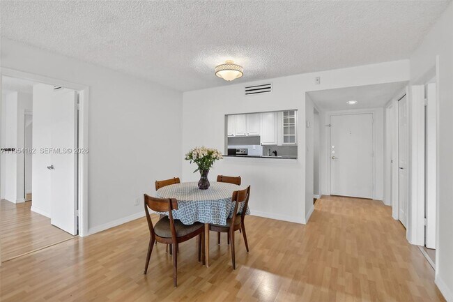 Building Photo - 200 Lakeview Dr