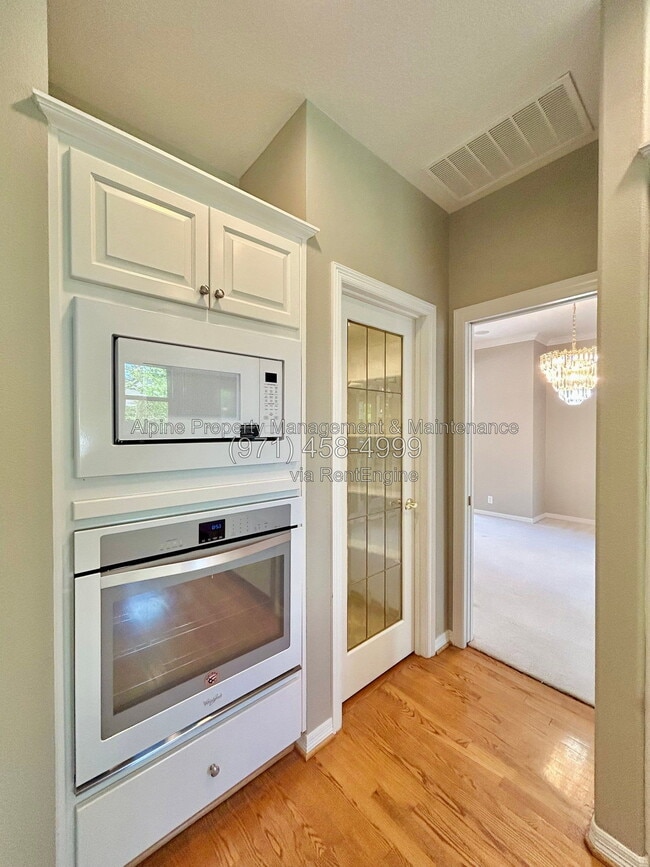 Building Photo - 820 NW Pebble Beach Way