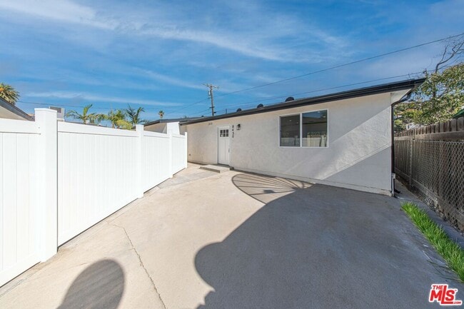 Building Photo - 8430 Glenoaks Blvd