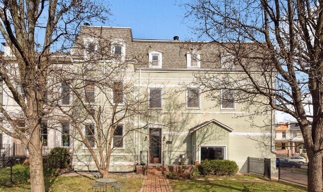 Primary Photo - Charming Hill East One Bedroom