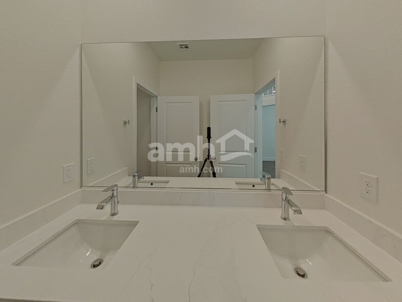 Building Photo - 893 English Primrose St