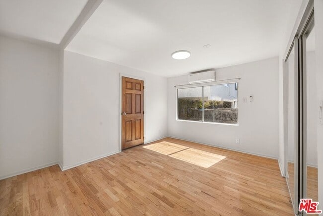 Building Photo - 1538 N Mariposa Ave